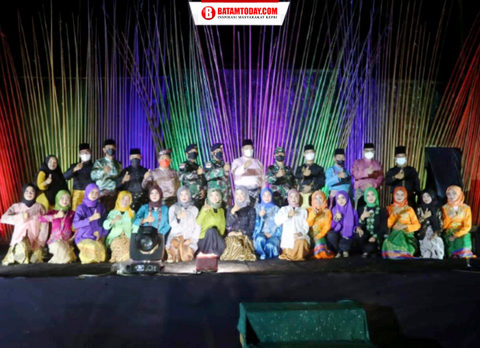 Bupati Kepulauan Anambas saat foto bersama dengan penari Ladan Euphoria